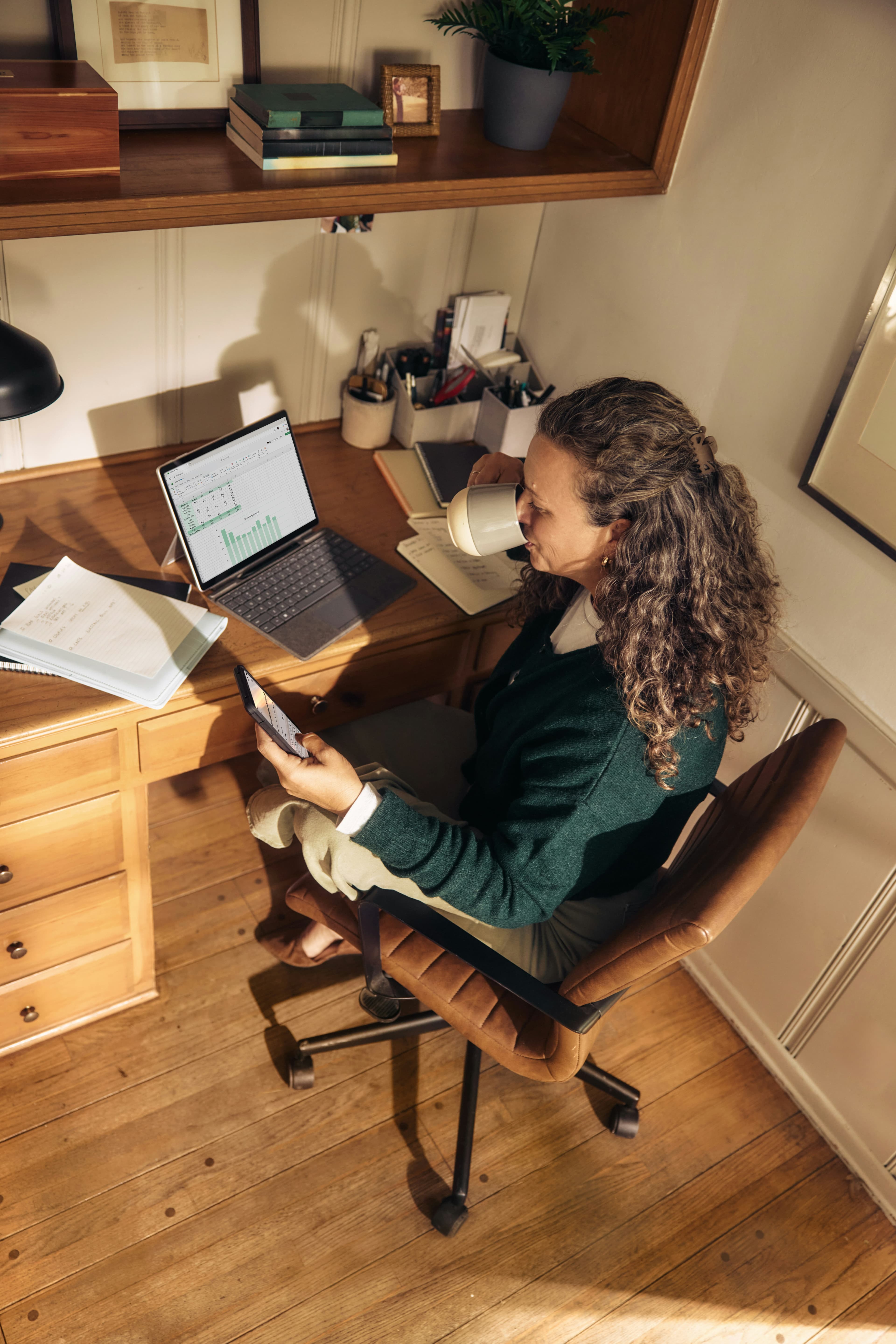 Hantverkare som sköter pappersarbete vid ett skrivbord med laptop